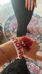 Bracciale di perline con nappine fatto a mano con scritta