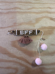 Bracciale di perline con nappine fatto a mano con scritta